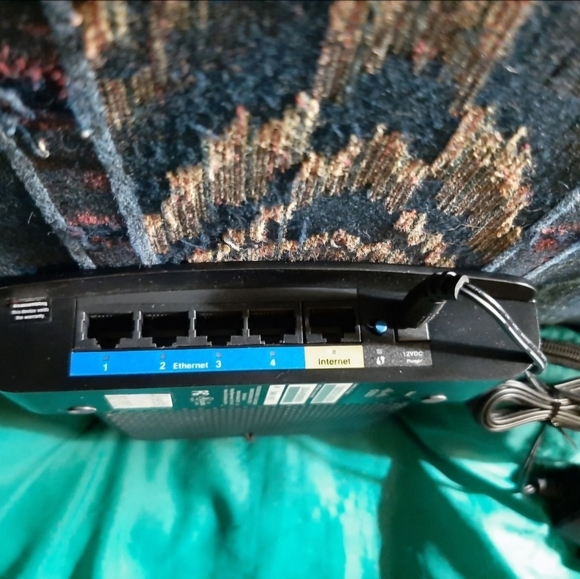 Cisco Linksys E1200 Router - Picture 2 of 3
